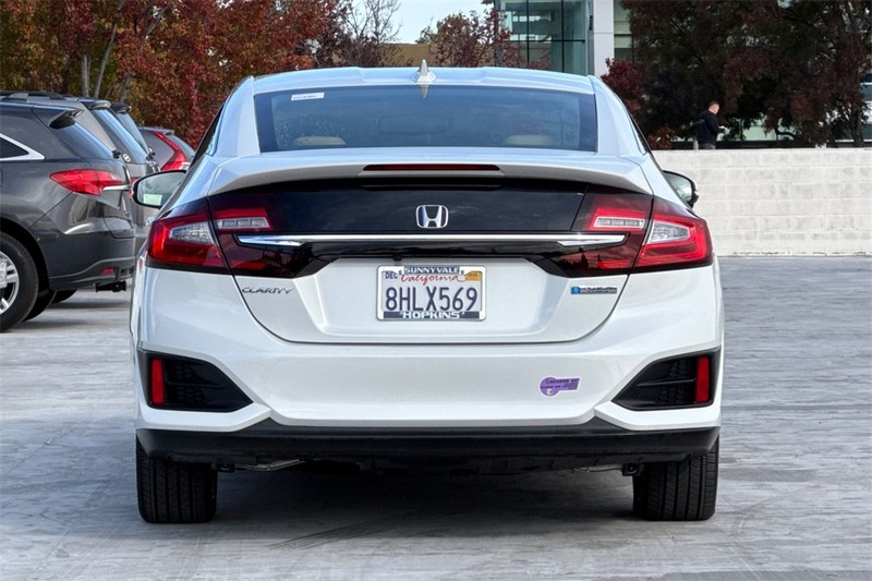 Honda Clarity Plug-In Hybrid Vehicle Full-screen Gallery Image 04