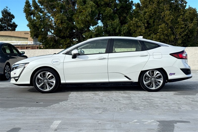 Honda Clarity Plug-In Hybrid Vehicle Full-screen Gallery Image 06