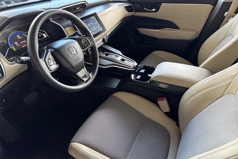 Honda Clarity Plug-In Hybrid Vehicle Full-screen Gallery Image 09