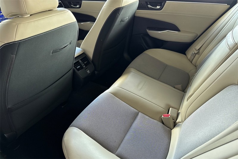 Honda Clarity Plug-In Hybrid Vehicle Full-screen Gallery Image 11