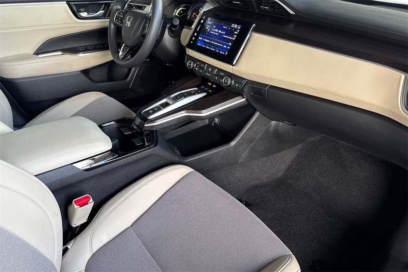 Honda Clarity Plug-In Hybrid Vehicle Full-screen Gallery Image 15