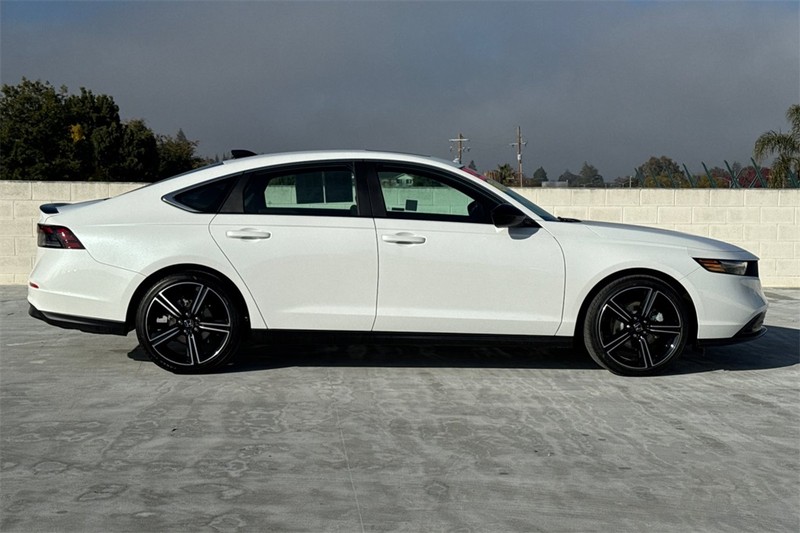 Honda Accord Hybrid Vehicle Full-screen Gallery Image 02