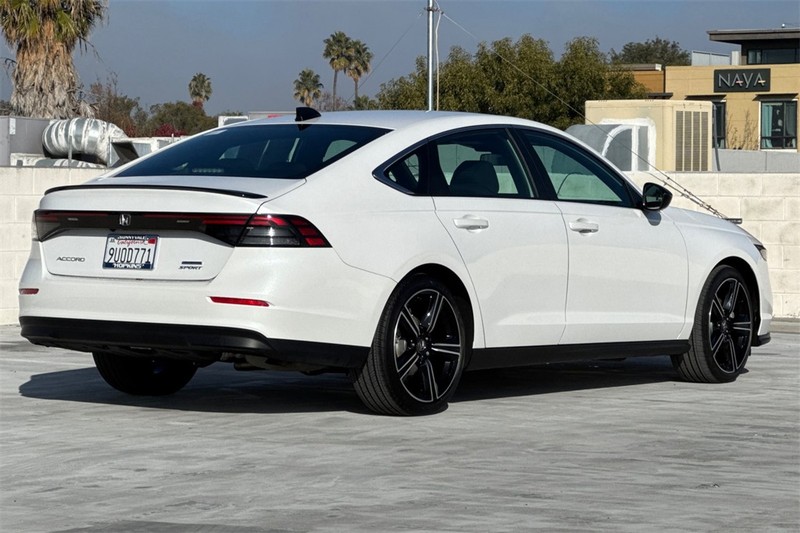 Honda Accord Hybrid Vehicle Full-screen Gallery Image 03