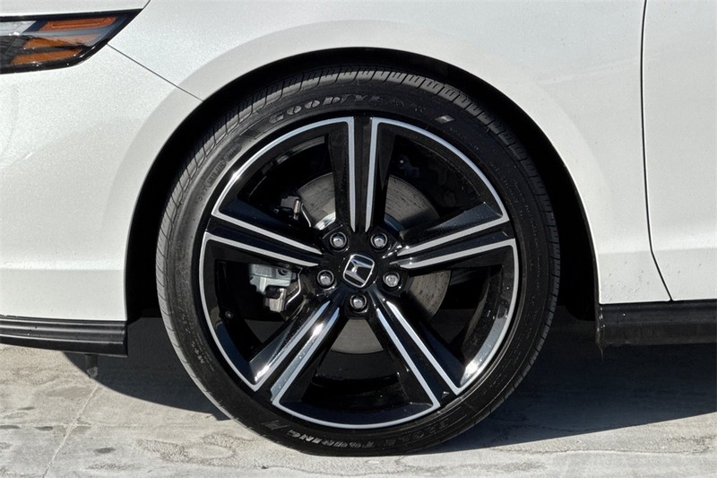 Honda Accord Hybrid Vehicle Full-screen Gallery Image 24