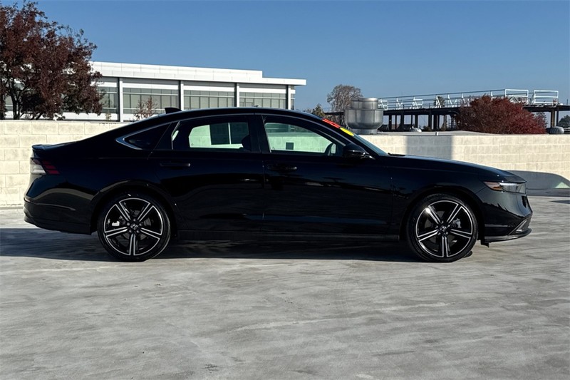 Honda Accord Hybrid Vehicle Full-screen Gallery Image 02