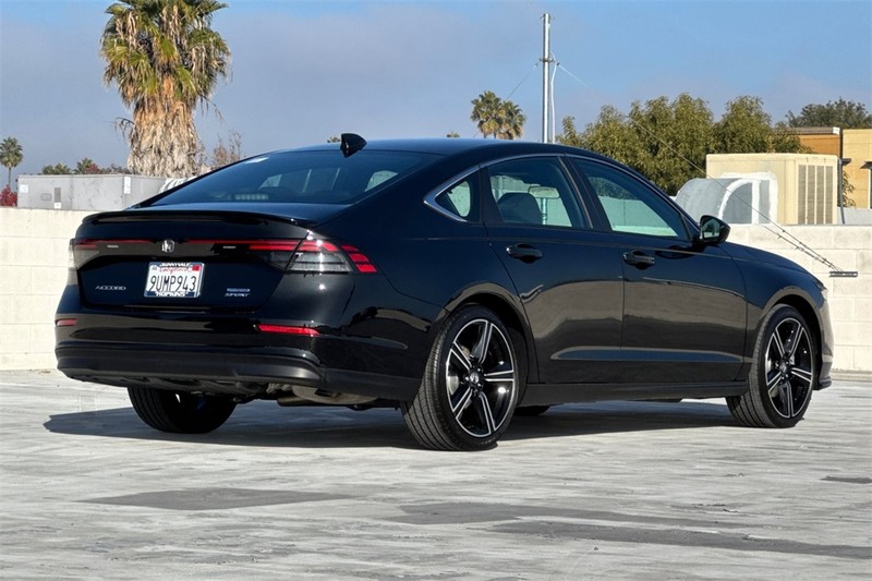 Honda Accord Hybrid Vehicle Full-screen Gallery Image 03