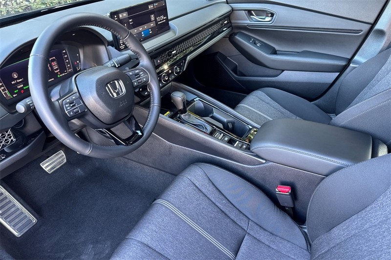 Honda Accord Hybrid Vehicle Full-screen Gallery Image 09