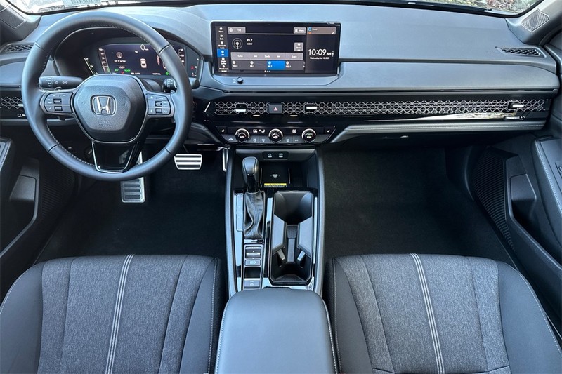 Honda Accord Hybrid Vehicle Full-screen Gallery Image 12