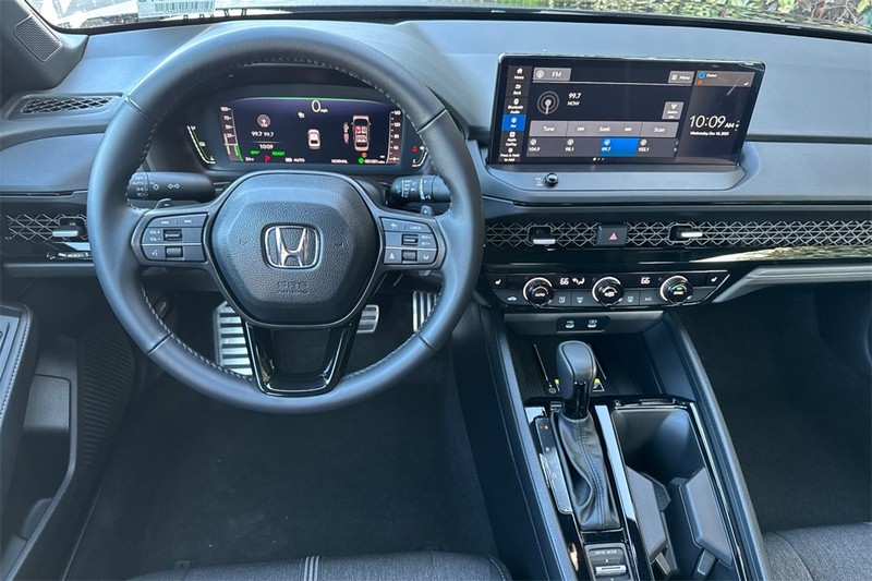 Honda Accord Hybrid Vehicle Full-screen Gallery Image 13