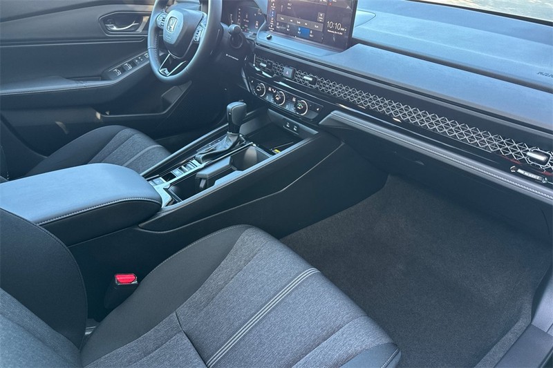 Honda Accord Hybrid Vehicle Full-screen Gallery Image 14