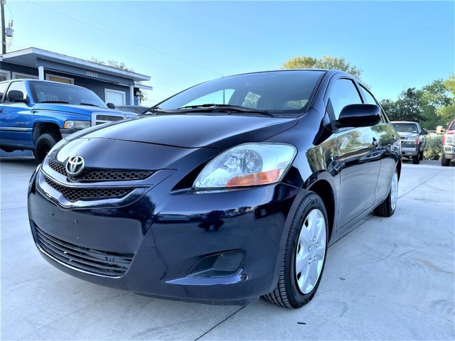 Toyota Yaris Vehicle Full-screen Gallery Image 03