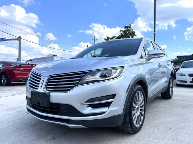 Lincoln MKC Vehicle Full-screen Gallery Image 03