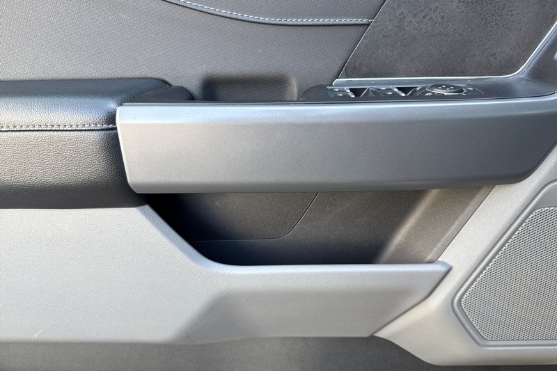 Ford F-150 Vehicle Full-screen Gallery Image 11