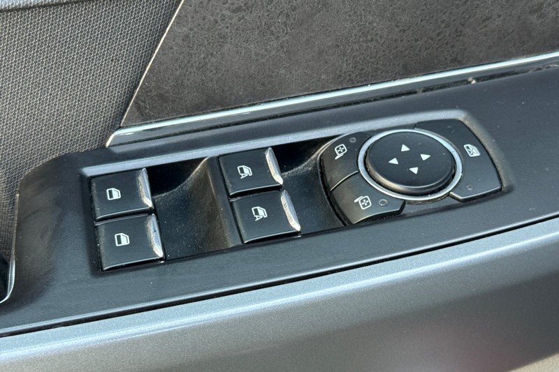 Ford F-150 Vehicle Full-screen Gallery Image 12