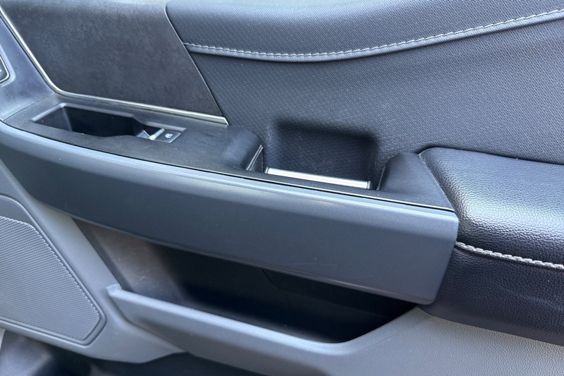 Ford F-150 Vehicle Full-screen Gallery Image 19