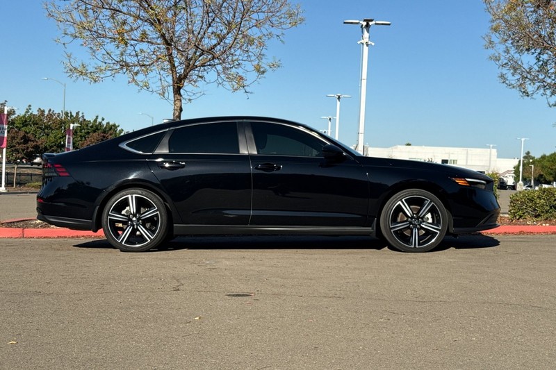 Honda Accord Hybrid Vehicle Full-screen Gallery Image 03