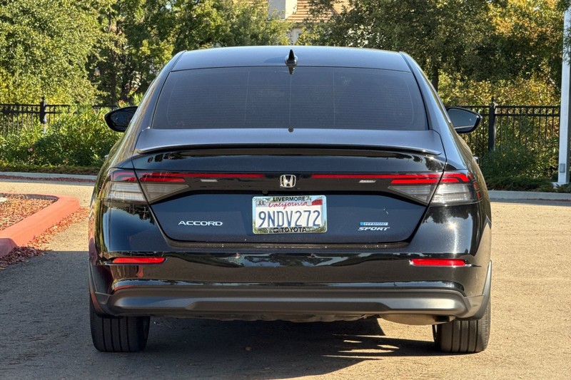 Honda Accord Hybrid Vehicle Full-screen Gallery Image 05