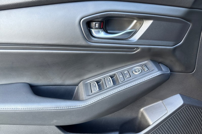 Honda Accord Hybrid Vehicle Full-screen Gallery Image 11