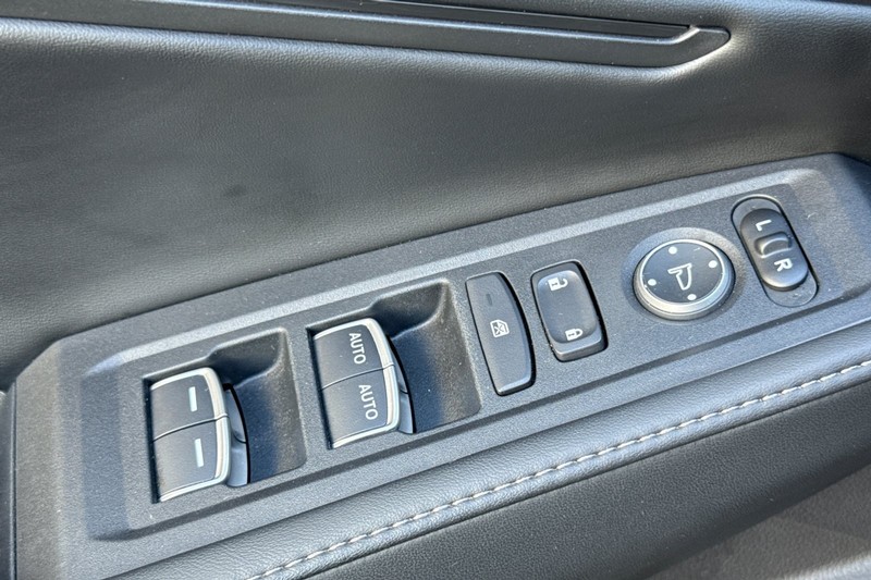 Honda Accord Hybrid Vehicle Full-screen Gallery Image 12