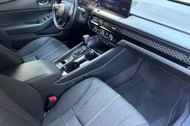 Honda Accord Hybrid Vehicle Full-screen Gallery Image 18