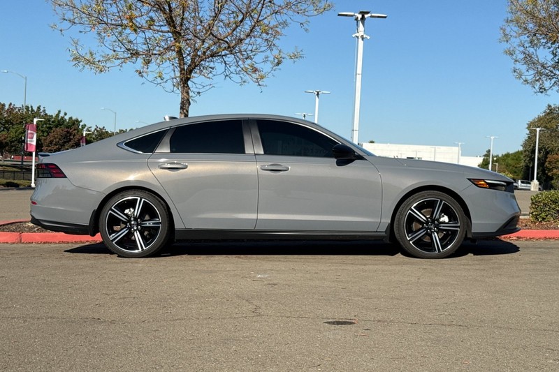 Honda Accord Hybrid Vehicle Full-screen Gallery Image 03