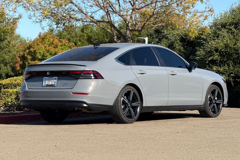 Honda Accord Hybrid Vehicle Full-screen Gallery Image 04