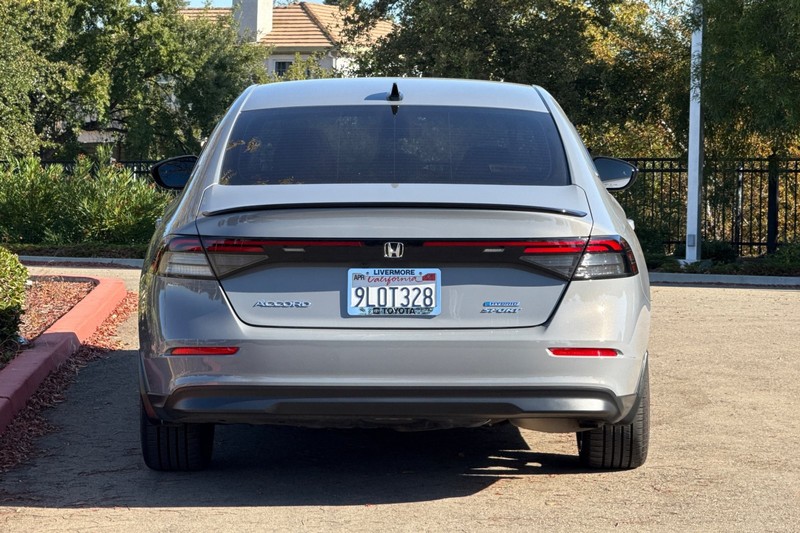 Honda Accord Hybrid Vehicle Full-screen Gallery Image 05