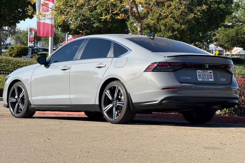 Honda Accord Hybrid Vehicle Full-screen Gallery Image 06