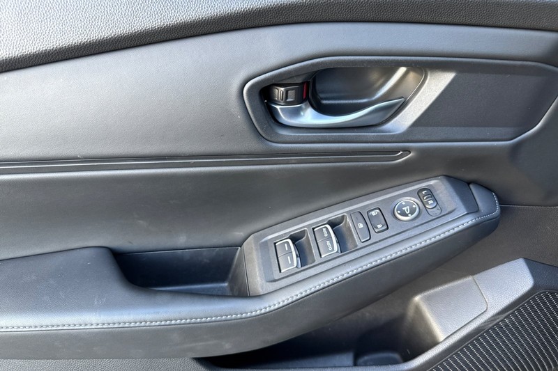 Honda Accord Hybrid Vehicle Full-screen Gallery Image 11