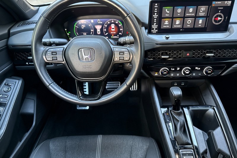 Honda Accord Hybrid Vehicle Full-screen Gallery Image 16