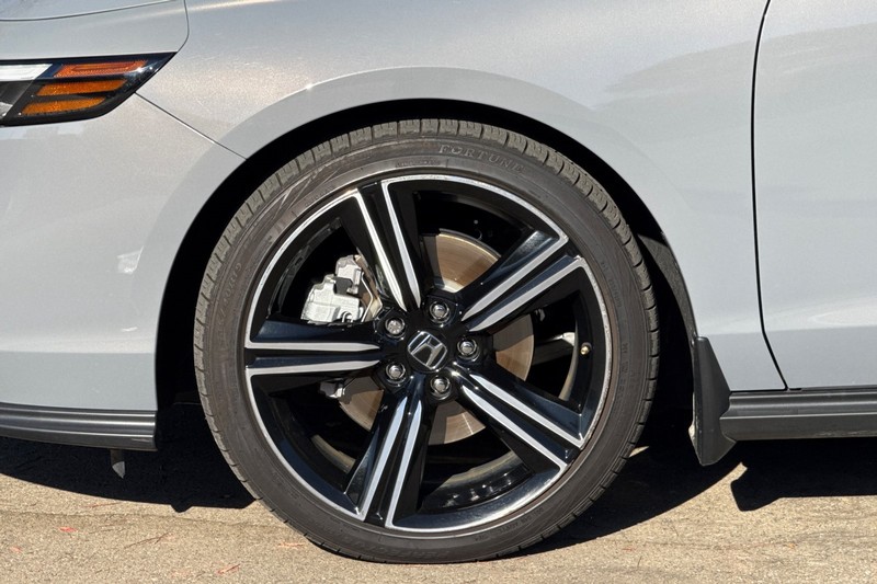 Honda Accord Hybrid Vehicle Full-screen Gallery Image 42