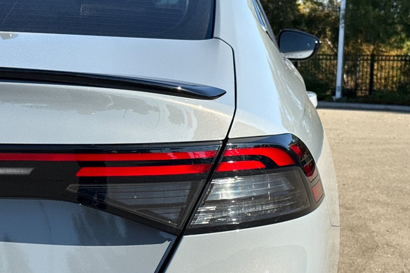 Honda Accord Hybrid Vehicle Full-screen Gallery Image 48