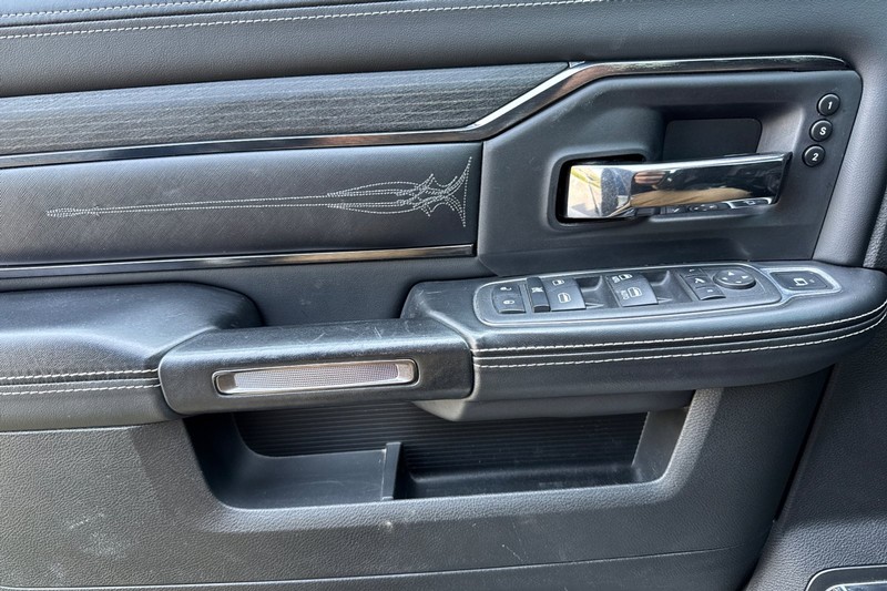 Ram 3500 Vehicle Full-screen Gallery Image 11