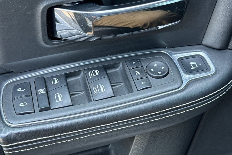 Ram 3500 Vehicle Full-screen Gallery Image 12