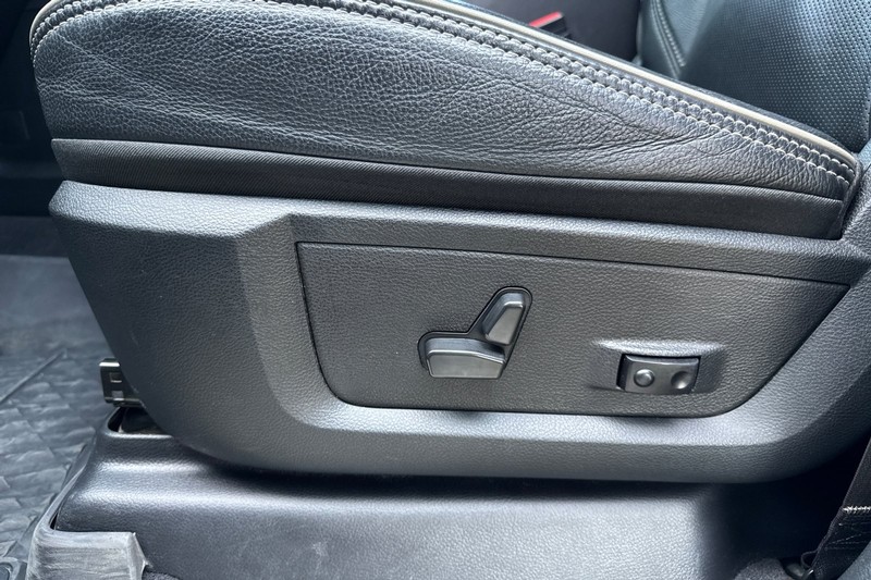 Ram 3500 Vehicle Full-screen Gallery Image 13