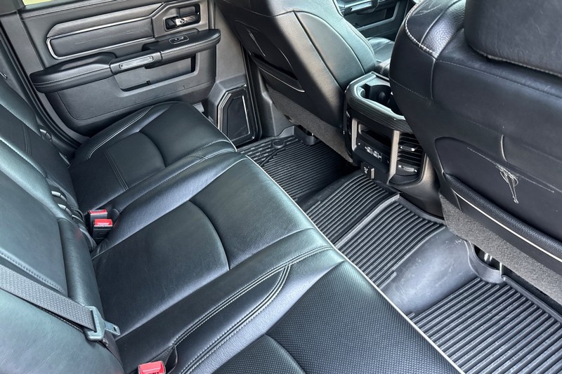 Ram 3500 Vehicle Full-screen Gallery Image 18