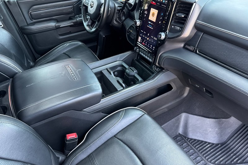 Ram 3500 Vehicle Full-screen Gallery Image 19