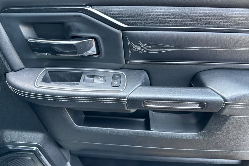 Ram 3500 Vehicle Full-screen Gallery Image 21