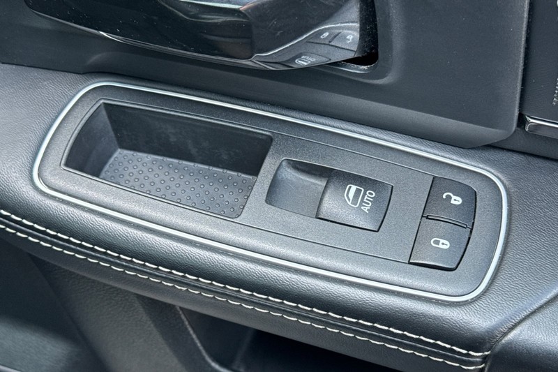 Ram 3500 Vehicle Full-screen Gallery Image 22