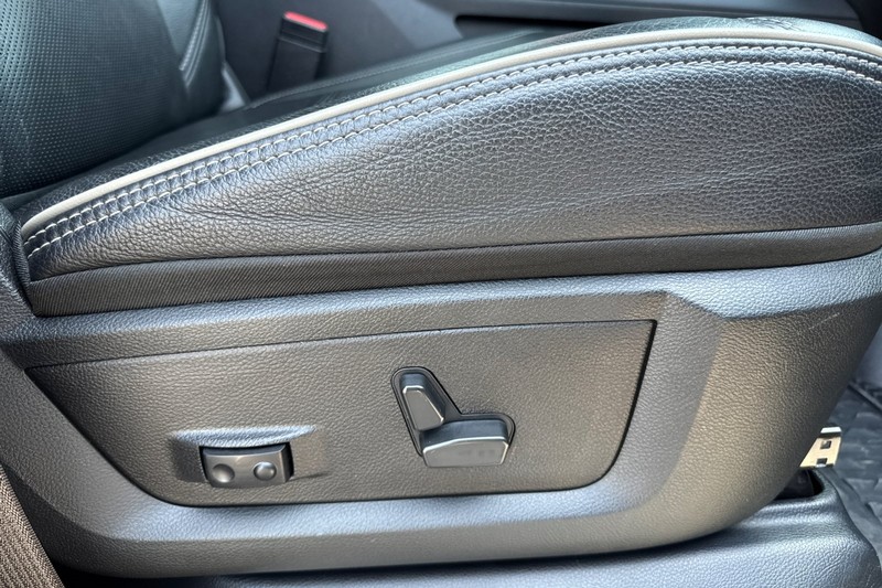 Ram 3500 Vehicle Full-screen Gallery Image 23