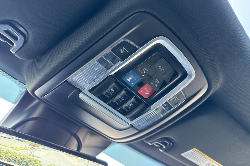 Ram 3500 Vehicle Full-screen Gallery Image 24