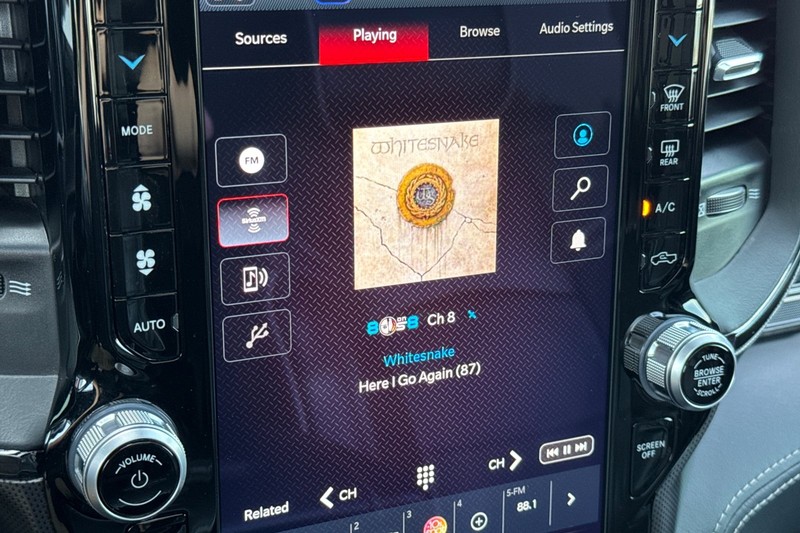 Ram 3500 Vehicle Full-screen Gallery Image 26