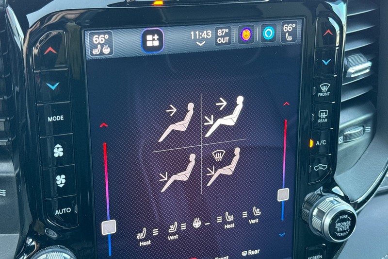 Ram 3500 Vehicle Full-screen Gallery Image 28