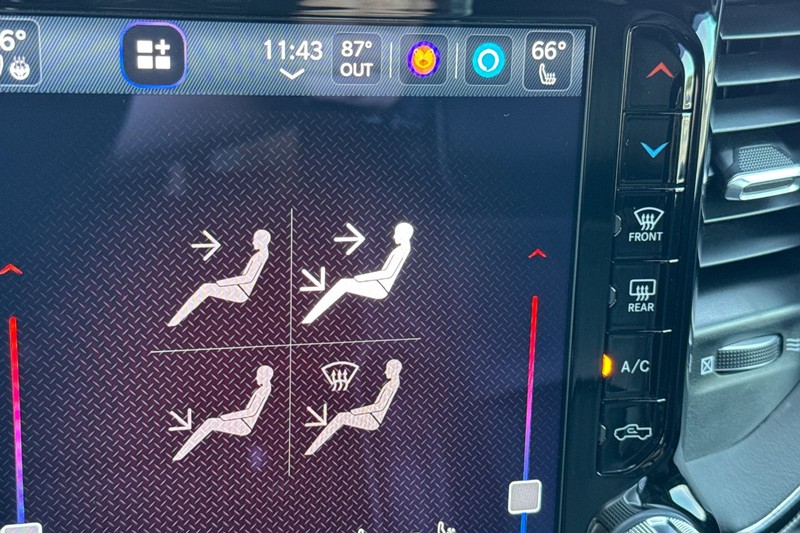 Ram 3500 Vehicle Full-screen Gallery Image 30