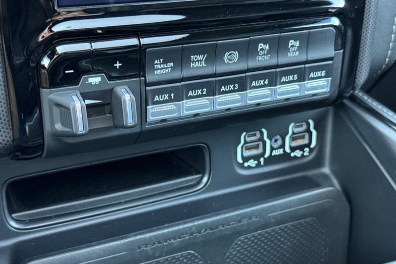 Ram 3500 Vehicle Full-screen Gallery Image 31