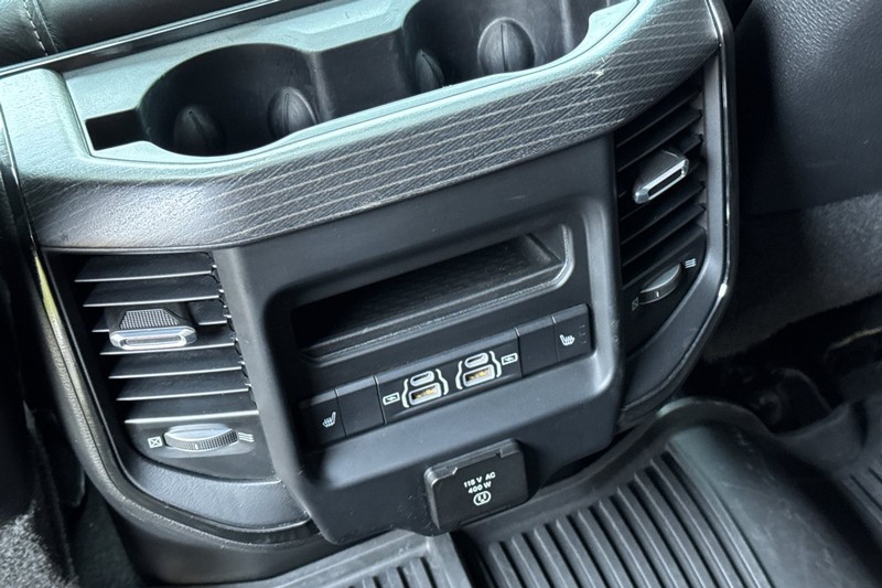 Ram 3500 Vehicle Full-screen Gallery Image 37