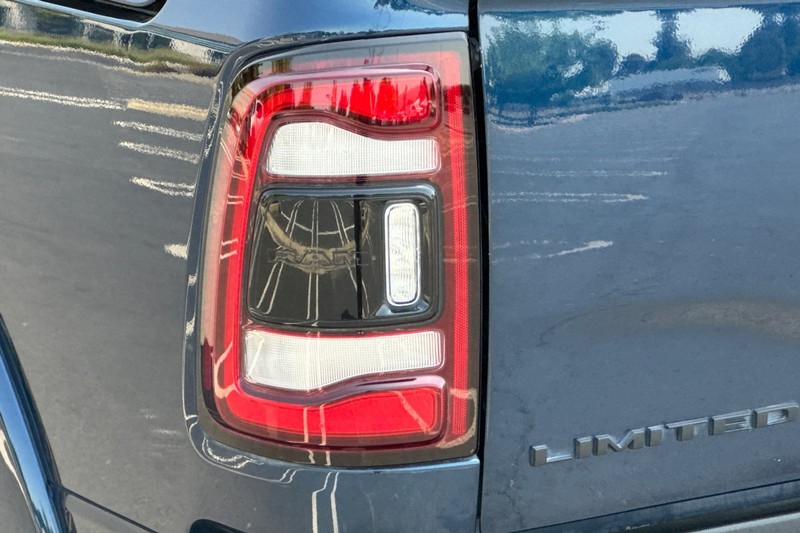 Ram 3500 Vehicle Full-screen Gallery Image 42