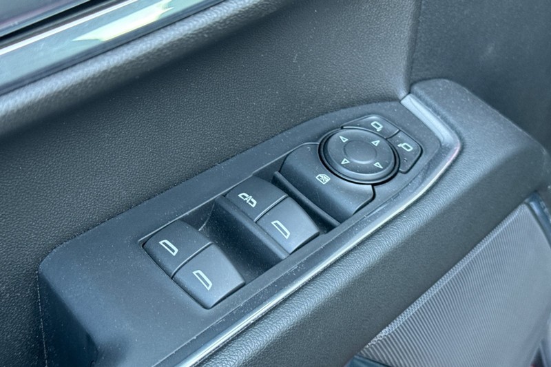 GMC Sierra 1500 Vehicle Full-screen Gallery Image 12