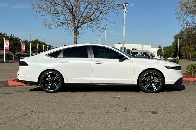 Honda Accord Hybrid Vehicle Full-screen Gallery Image 03