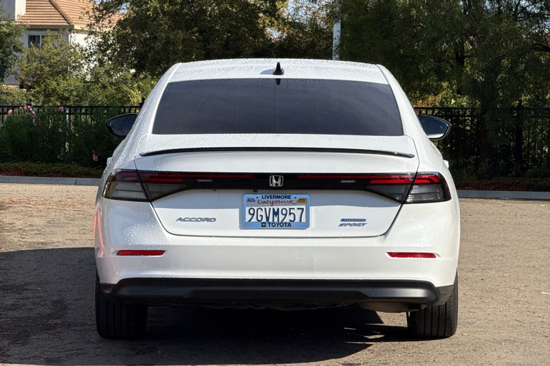 Honda Accord Hybrid Vehicle Full-screen Gallery Image 05